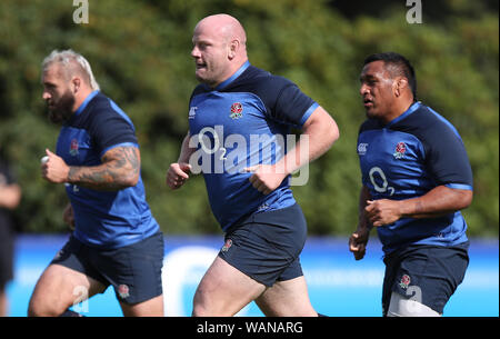 L'Angleterre Dan Cole (centre) et Mako Vunipola (à droite) au cours de la session de formation à Pennyhill Park, Bagshot. Banque D'Images