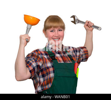 Jeune femme avec un petit piston et une clé réglable dans une pose triomphante smiling isolé sur fond blanc Banque D'Images