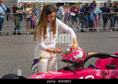 Marta Garcia prépare son casque dans les stands le jour de la course. Dernière course de la série W série inaugurale de 2019. Brands Hatch Banque D'Images