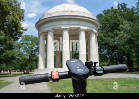 Washington, DC - 4 août 2019 : Un dockless Lyft scooter électrique partageables est garée sur le National Mall illégalement par le District de Columbia m'Guerre Banque D'Images