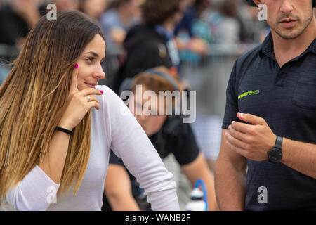 Marta Garcia dans les stands le jour de la course. Dernière course de la série W série inaugurale de 2019. Brands Hatch Banque D'Images