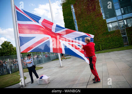 Berlin, Allemagne. Août 21, 2019. Un employé hisse le drapeau britannique avant la Chancelière Merkel accueille le Premier ministre britannique Johnson avec honneurs militaires en face de la chancellerie fédérale. Crédit : Bernd von Jutrczenka/dpa/Alamy Live News Banque D'Images