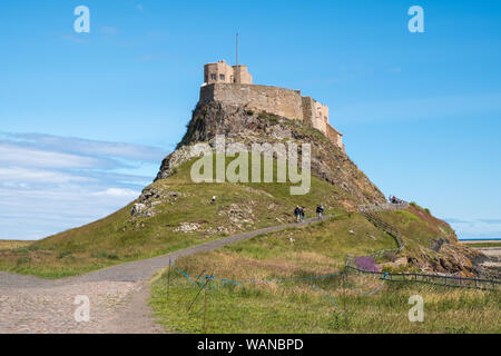 Château de Lindisfarne sur l'île sacrée de Lindisfarne dans le Northumberland, UK est un château du 16ème siècle sur une colline Banque D'Images