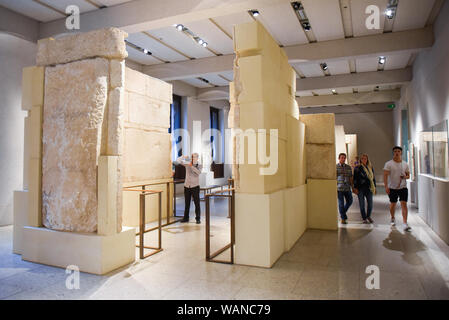 Berlin, Allemagne. 20e Août, 2019. Les visiteurs admirer un artefact comme ils marchent à travers l'Egypte ancienne exposition permanente au Neues Museum.Le Musée égyptien et la Collection de Papyrus a une chance de présenter elle-même sur une échelle jamais montré jusqu'ici, avec plus de 2500 pièces à l'affiche au Neues Museum aile nord. Credit : Omar Marques/SOPA Images/ZUMA/Alamy Fil Live News Banque D'Images