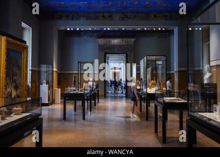 Berlin, Allemagne. 20e Août, 2019. Les visiteurs admirer un artefact comme ils marchent à travers l'Egypte ancienne exposition permanente au Neues Museum.Le Musée égyptien et la Collection de Papyrus a une chance de présenter elle-même sur une échelle jamais montré jusqu'ici, avec plus de 2500 pièces à l'affiche au Neues Museum aile nord. Credit : Omar Marques/SOPA Images/ZUMA/Alamy Fil Live News Banque D'Images