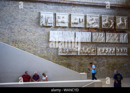 Berlin, Allemagne. 20e Août, 2019. Les visiteurs admirer un artefact comme ils marchent à travers l'Egypte ancienne exposition permanente au Neues Museum.Le Musée égyptien et la Collection de Papyrus a une chance de présenter elle-même sur une échelle jamais montré jusqu'ici, avec plus de 2500 pièces à l'affiche au Neues Museum aile nord. Credit : Omar Marques/SOPA Images/ZUMA/Alamy Fil Live News Banque D'Images