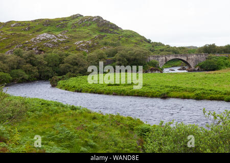 Pont sur la rivière de Laxford Laxford à Sutherland, dans les Highlands, en Écosse, Royaume-Uni. Banque D'Images