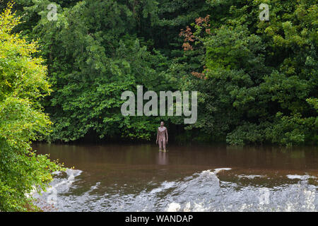 Antony Gormley statue dans l'eau de Leith partie du travail 6 fois, Edimbourg en Ecosse Banque D'Images