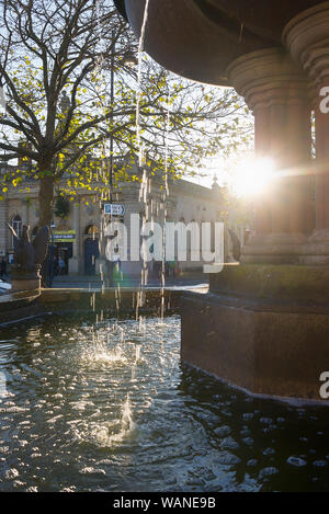 La chute d'eau d'une fontaine municipale dans le Market Place Devizes Wiltshire UK avec le Corn Exchange en arrière-plan Banque D'Images