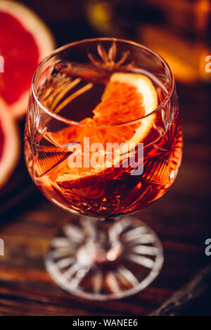 Cocktail whiskey sour orange sanguine avec de bourbon, jus d'orange sanguine, sirop de cerise et de cannelle Banque D'Images