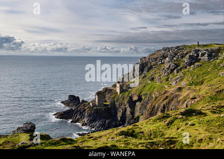 Moteur de bobinage de pompage et de maisons au bord de la falaise de couronnes sur Botallack tin mine de cuivre et d'Angleterre Cornwall Banque D'Images