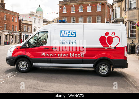 Merci de donner du sang, c'est le message sur le côté d'un NHS van à l'extérieur d'un centre de don de sang temporaire à Devizes Wiltshire England UK Banque D'Images