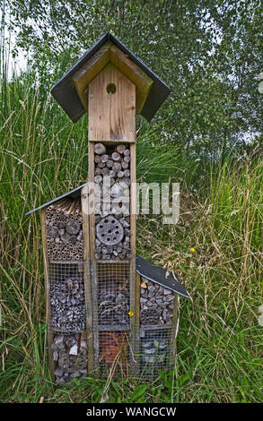 Fort d'oiseaux et d'insectes hôtel fait de bois et l'ardoise. Banque D'Images