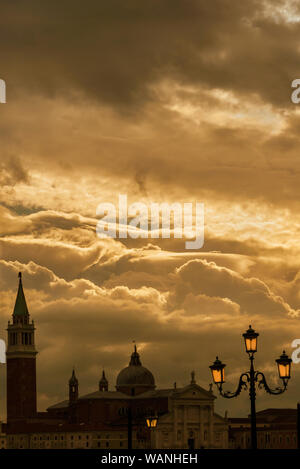 Beaux nuages d'or sur la Basilique St George à Venise (avec copie espace ci-dessus) Banque D'Images