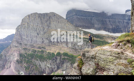 Male hiker aimer la vue depuis la falaise au Montana Banque D'Images