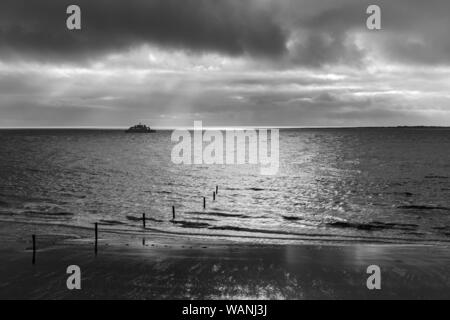 Le Relais Du Lac, Norderney, Faehre, dunkle Wolken, Goldenen sonne, Horizont Banque D'Images