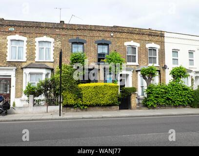 Rangée de maisons en terrasse vue extérieure sur les Green Lanes à Newington Green London N16 England UK KATHY DEWITT Banque D'Images