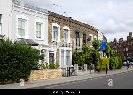 Rangée de maisons en terrasse vue extérieure sur les Green Lanes à Newington Green London N16 England UK KATHY DEWITT Banque D'Images