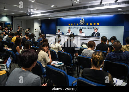 (190821) -- HONG KONG, 21 août 2019 (Xinhua) -- Photo prise le 21 août 2019 montre la scène d'une conférence de presse organisée par la police de Hong Kong dans le sud de la Chine à Hong Kong. Le mercredi la police de Hong Kong a appelé tous les journalistes à respecter la liberté de la couverture des nouvelles après une journaliste de la terre ferme était entourée de ses pairs de Hong Kong en doute son identité après une conférence de presse mardi. La police a les mesures existantes afin de vérifier de façon efficace l'identité des déclarants, cohérente avec celle de d'autres conférences de presse de la Région administrative spéciale de Hong Kong (RASHK) g Banque D'Images