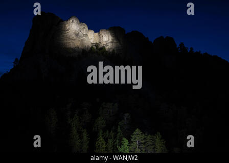 Mount Rushmore National Memorial, soir, South Dakota, United States, par Bruce Montagne/Dembinsky Assoc Photo Banque D'Images