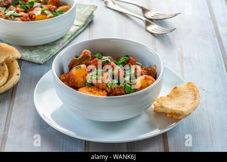 Aloo gosht avec du pain naan - agneau et pommes de terre au curry - cuisine populaire au Pakistan, au Bangladesh et au nord de l'Inde Banque D'Images