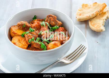 Aloo gosht avec du pain naan - agneau et pommes de terre au curry - cuisine populaire au Pakistan, au Bangladesh et au nord de l'Inde Banque D'Images