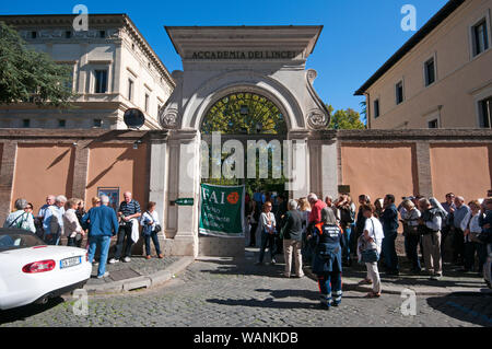 Les gens dans la file d'attente pour visiter l'Académie de Lincei (villa Farnesina) lors de FAI Jours à Rome, Latium, Italie Banque D'Images