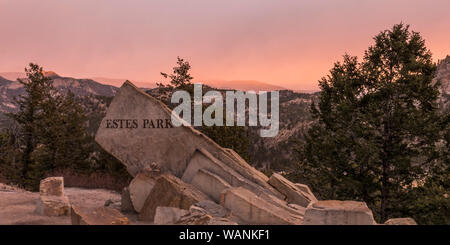 Le panneau de bienvenue à Estes Park sur la route 36 se trouve un beau matin lever du soleil de Estes Park, Colorado Banque D'Images
