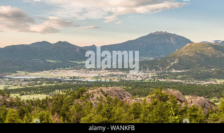 Vue d'Estes Valley vu depuis le sentier du lac Gem montrant un grand nombre des propriétés de l'Estes Valley Recreation and Park District. Banque D'Images