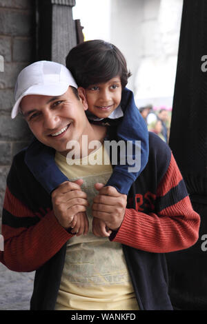 Les jeunes Indiens homme portant son fils sur les épaules à Surajkund Artisanat Mela, Surajkund, Faridabad, Haryana, Inde Banque D'Images