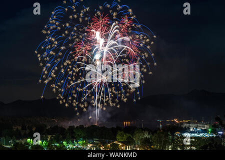 Un rouge, blanc et bleu affichage des pousses d'artifice au-dessus de Estes Park sur la quatrième de juillet. Banque D'Images