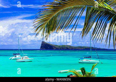 Belle vue,Cap Malheureux avec une mer turquoise, des palmiers et des yachts, l'île Maurice. Banque D'Images