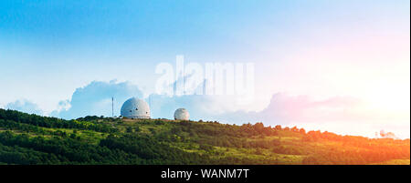 Stations radar côtières militaires sur la montagne. Sur fond de ciel bleu. Banque D'Images