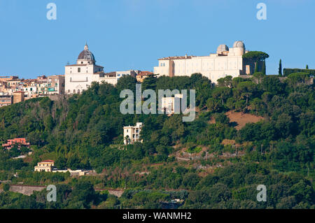 Castel Gandolfo village avec la résidence d'été du Pape, Parc Régional des Castelli Romani, Rome, Latium, Italie Banque D'Images