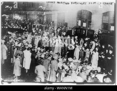 Foule en attente de survivants du Titanic Banque D'Images