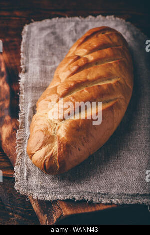 Une miche de pain sur une table en bois Banque D'Images