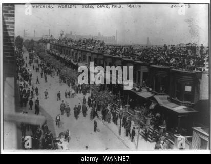 Foule de gens sur les toits des rowhouses regarder world series match entre les Braves de Boston et Philadelphie. L'athlétisme au parc Shibe, Phila. 9 octobre 1914 Banque D'Images