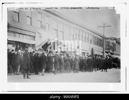 Foule de grévistes menaçant des briseurs de grève, Lawrence Banque D'Images