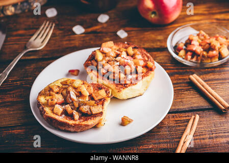Toasts à la française avec des morceaux de pomme à la cannelle caramélisée Banque D'Images