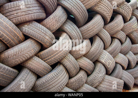 Contexte, la texture du mur de pneus mis à un angle. Caoutchouc de pneu noir, pièce du véhicule, pièce de rechange. Banque D'Images