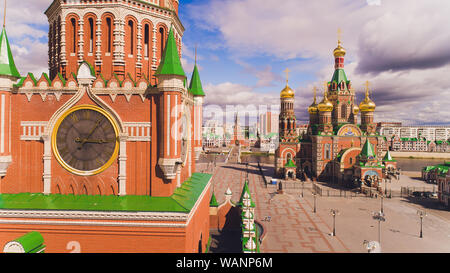 Moscow City, République de Mari El, Russie - Mai, 2019 : vue sur la cathédrale de l'Annonciation de la Bienheureuse Vierge Marie avec un monument. Banque D'Images