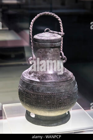 Bronze chinois-ware. Bateau de vin (Hu) avec masque Animal, Mi Dynastie Shang (15ème-13ème siècle avant J.-C.) Banque D'Images