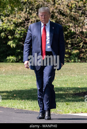 Washington, États-Unis d'Amérique. Août 21, 2019. Le Président des Etats-Unis, Donald J. Trump quitte le bureau ovale de la Maison Blanche à Washington, DC avant d'accepter des questions alors qu'il se prépare à repartir pour participer à des événements en Louisville, Kentucky le mercredi, Août 21, 2019. Le président sera de retour ce soir.Credit : Ron Sachs/CNP Crédit dans le monde entier | conditions : dpa/Alamy Live News Banque D'Images