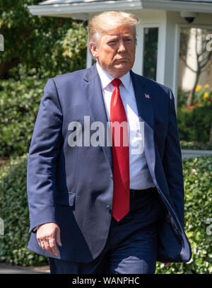 Washington, États-Unis d'Amérique. Août 21, 2019. Le Président des Etats-Unis, Donald J. Trump quitte le bureau ovale de la Maison Blanche à Washington, DC avant d'accepter des questions alors qu'il se prépare à repartir pour participer à des événements en Louisville, Kentucky le mercredi, Août 21, 2019. Le président sera de retour ce soir.Credit : Ron Sachs/CNP Crédit dans le monde entier | conditions : dpa/Alamy Live News Banque D'Images