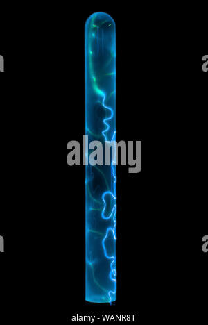 La foudre et glowing décharges électriques dans un gaz inerte fiole sur un fond noir Banque D'Images