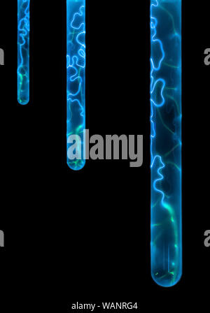 La foudre et des décharges électriques lumineux bleu en flacons avec du gaz inerte sur un fond noir Banque D'Images