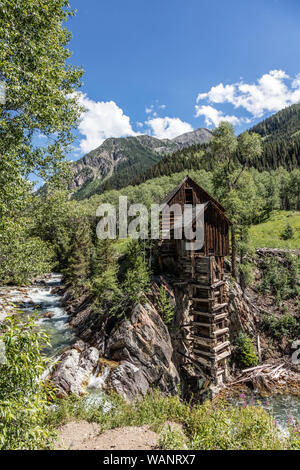 L'usine de cristal, une usine située en 1892 sur un piton rocheux au-dessus de la rivière de cristal dans ce qui reste d'une ancienne ville minière, Crystal, haut dans les Montagnes Rocheuses à Gunnison Comté (Colorado) Banque D'Images