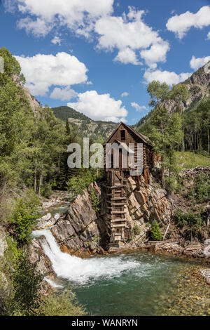 L'usine de cristal, une usine située en 1892 sur un piton rocheux au-dessus de la rivière de cristal dans ce qui reste d'une ancienne ville minière, Crystal, haut dans les Montagnes Rocheuses à Gunnison Comté (Colorado) Banque D'Images