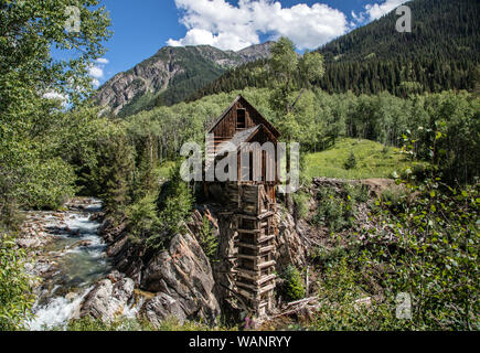 L'usine de cristal, une usine située en 1892 sur un piton rocheux au-dessus de la rivière de cristal dans ce qui reste d'une ancienne ville minière, Crystal, haut dans les Montagnes Rocheuses à Gunnison Comté (Colorado) Banque D'Images