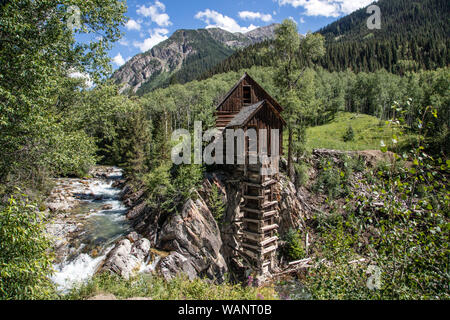 L'usine de cristal, une usine située en 1892 sur un piton rocheux au-dessus de la rivière de cristal dans ce qui reste d'une ancienne ville minière, Crystal, haut dans les Montagnes Rocheuses à Gunnison Comté (Colorado) Banque D'Images